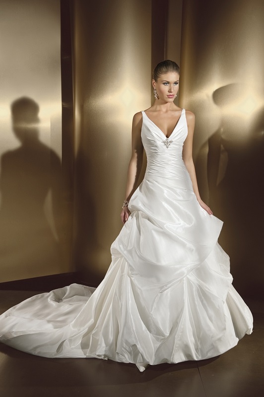 V-neck wedding dress