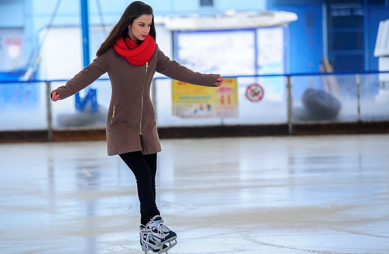 How To Dress A Girl On A Skating Rink?