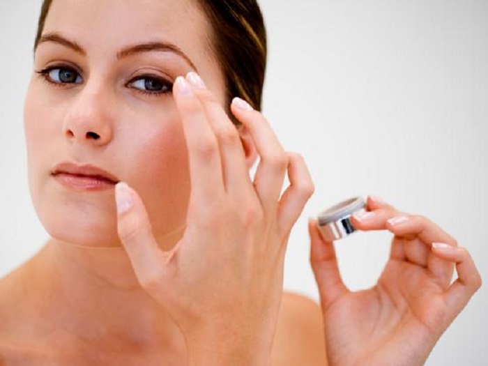 How to apply cream eyeshadow